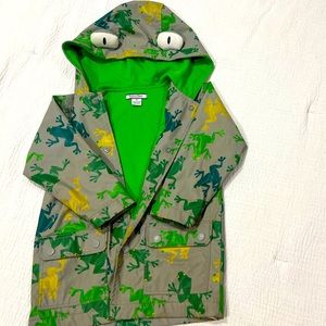 Childrens buttoned raincoat. 3T.